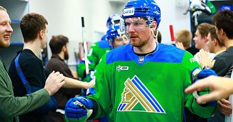 Алексей Василевский: «Вязовой держал нас в игре, мы ловили шайбы на себя, отсюда и победа» Алексей Василевский: «Вязовой держал нас в игре, мы ловили шайбы на себя, отсюда и победа»