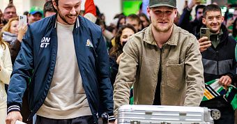 Шелдон Ремпал: «Так много болельщиков приехали встречать меня ночью, невероятно!» Шелдон Ремпал: «Так много болельщиков приехали встречать меня ночью, невероятно!»